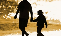 Tâm thư của 2 anh em về người cha 'hờ' khiến dân mạng phát khóc